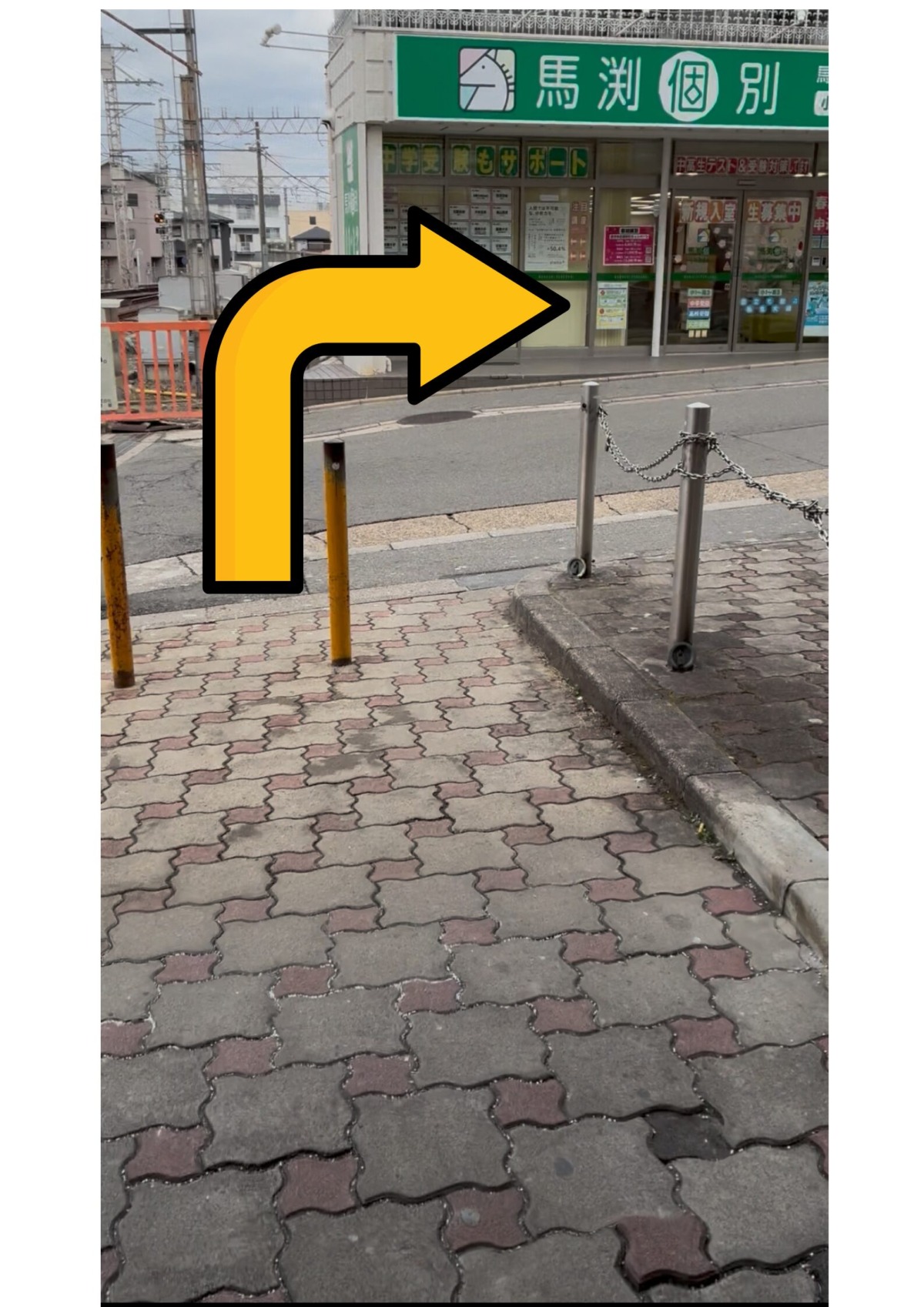 出口を出て右に進みます。